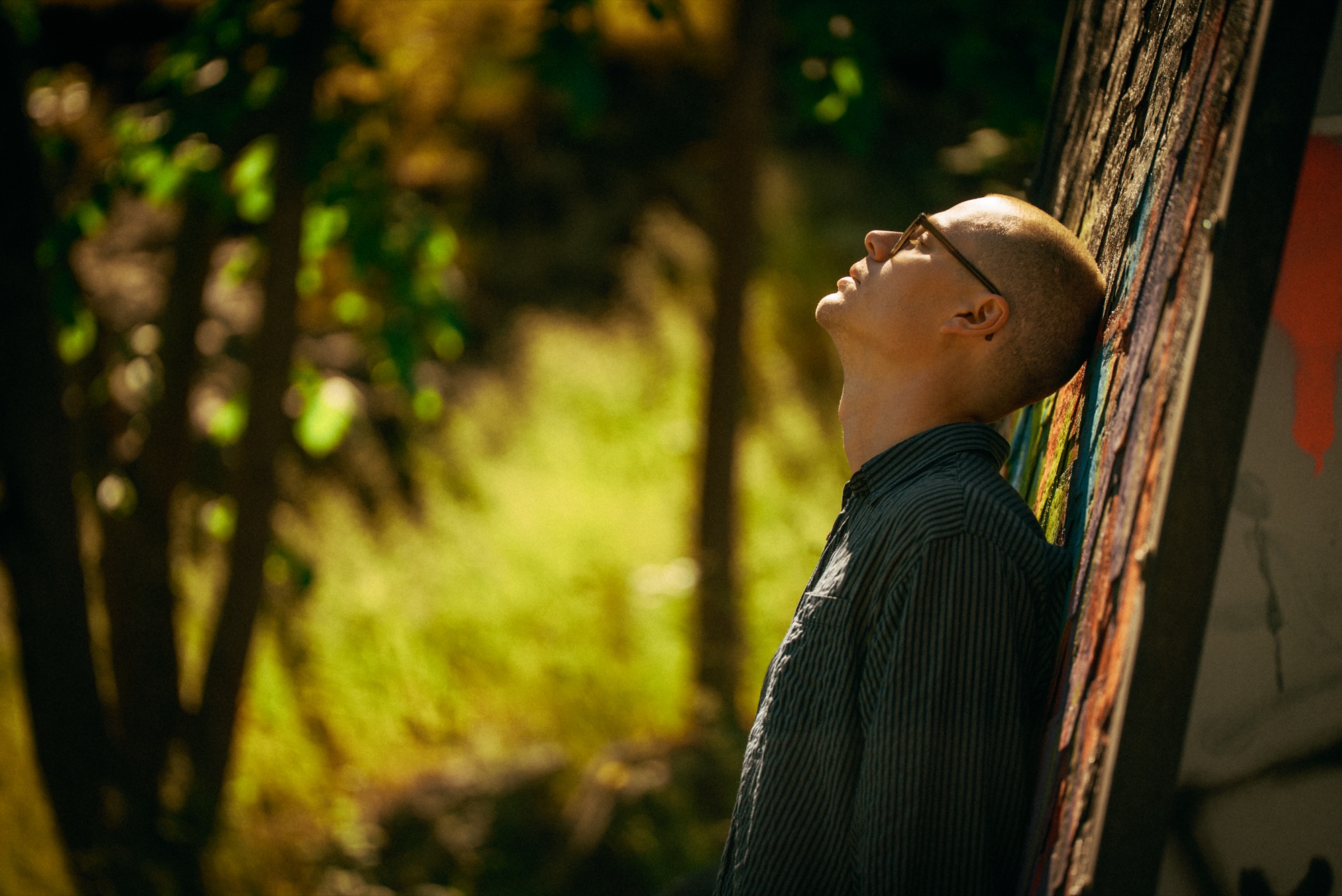 Johan Christoffersson outdoors, leaning against a tree